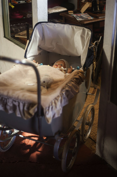 Ouderwetse kinderwagen met babypop