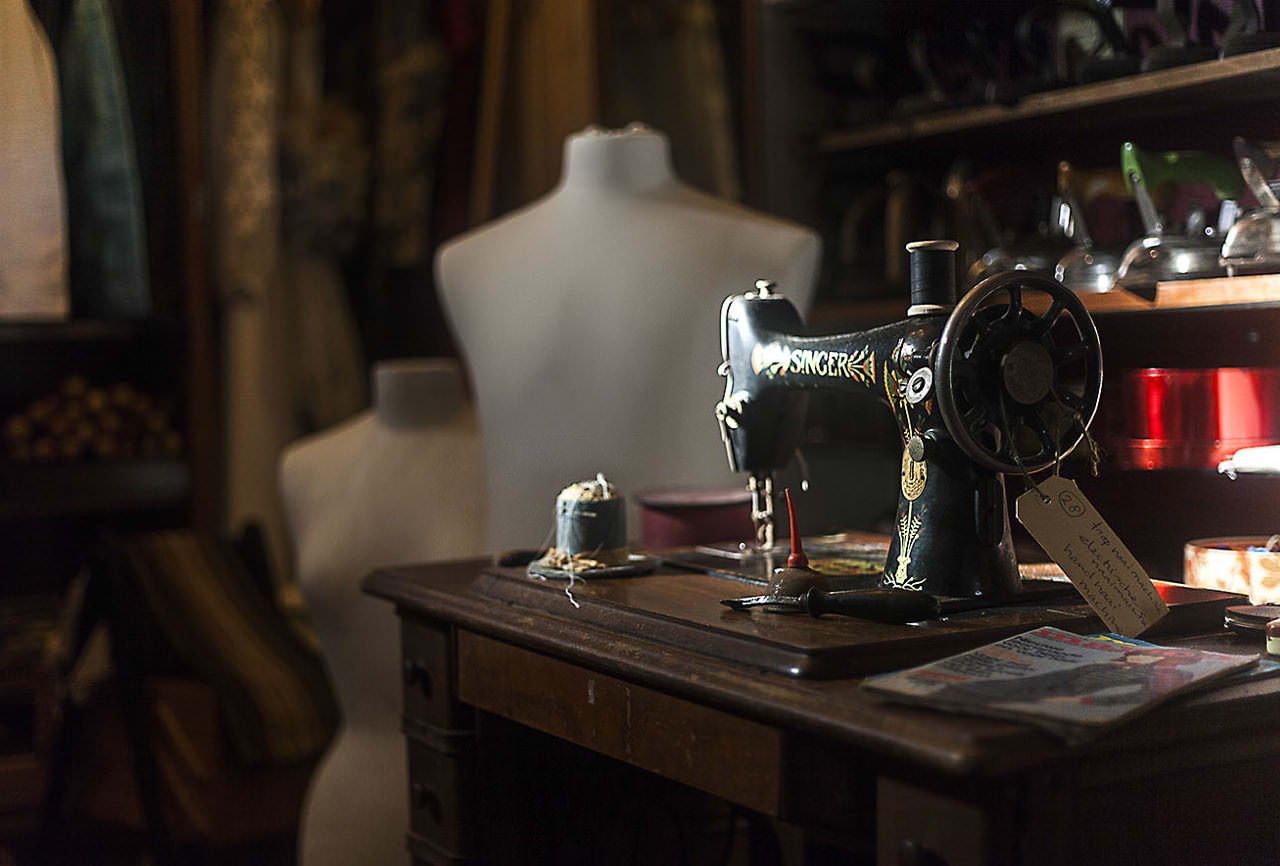 Klassieke Singer-naaimachine en diverse andere kleermakersattributen