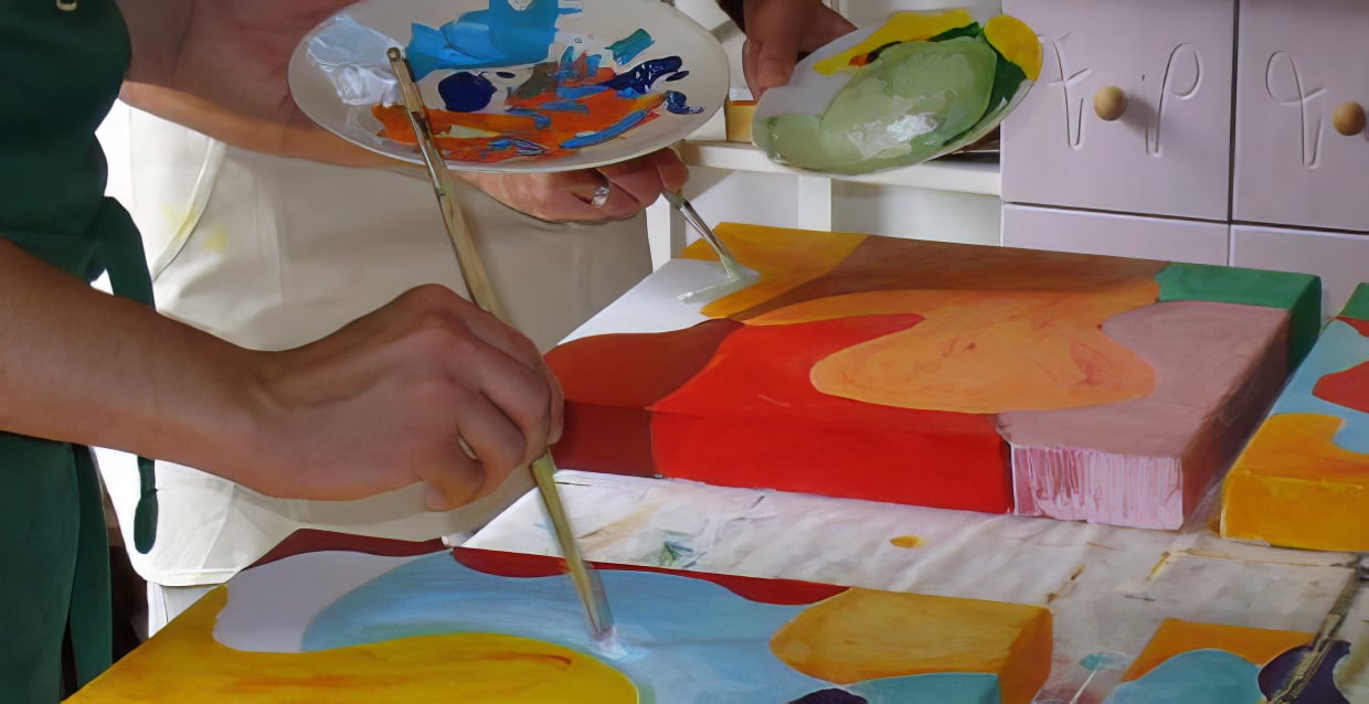 Deelnemers aan het schilderen op doek